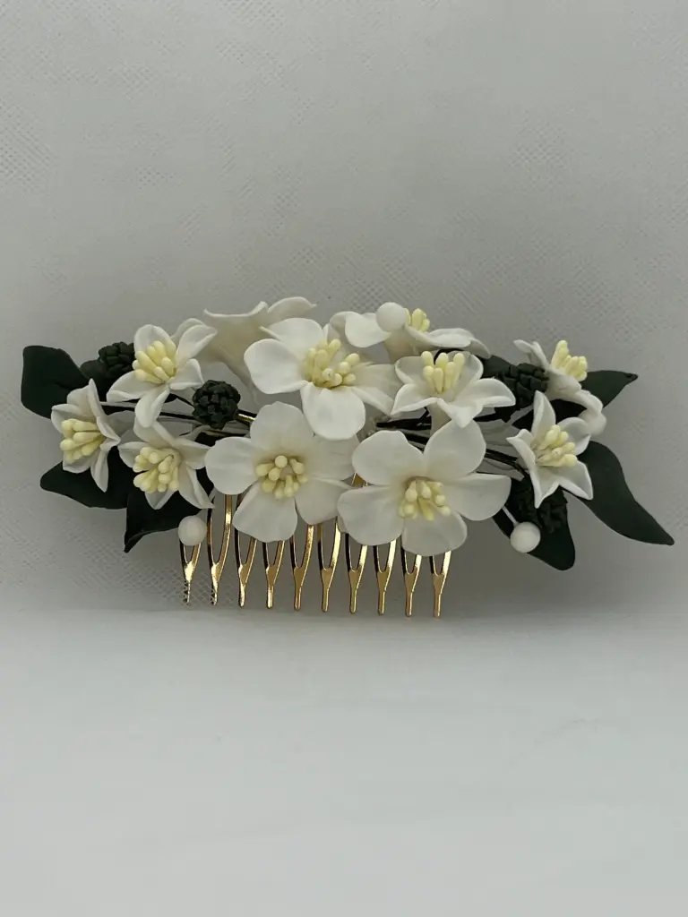 Tocado flores blancas y hojas verde oliva