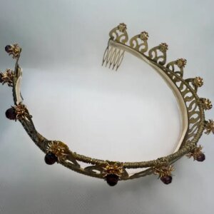 Tocado tiara de metal con piedras granates