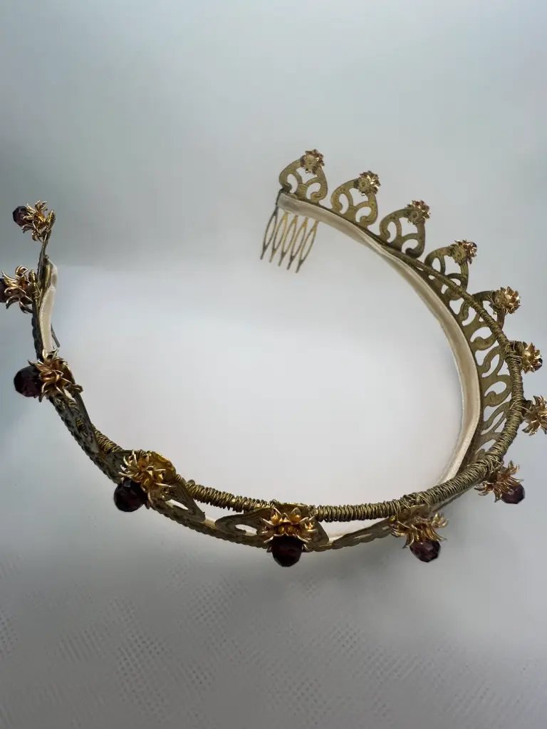 Tocado tiara de metal con piedras granates