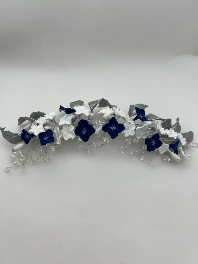 Tocado de flores de porcelana en tonos marinos blancos y plata