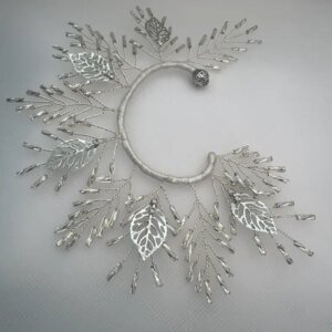 Tocado ear cuff de cuentas de cristal y hojas de metal