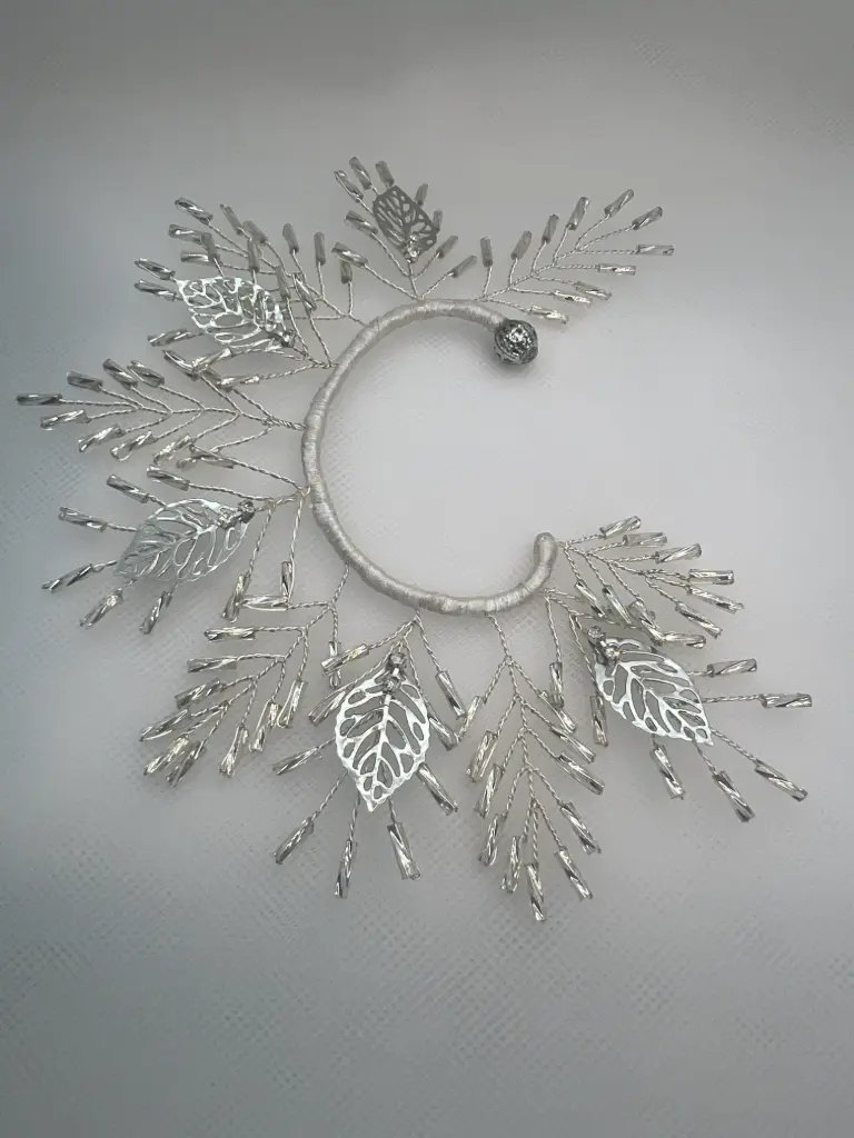Tocado ear cuff de cuentas de cristal y hojas de metal