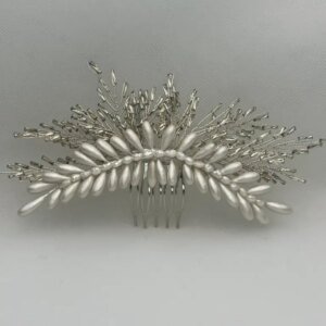 Tocado de porcelana ,cuentas de cristal y perlas