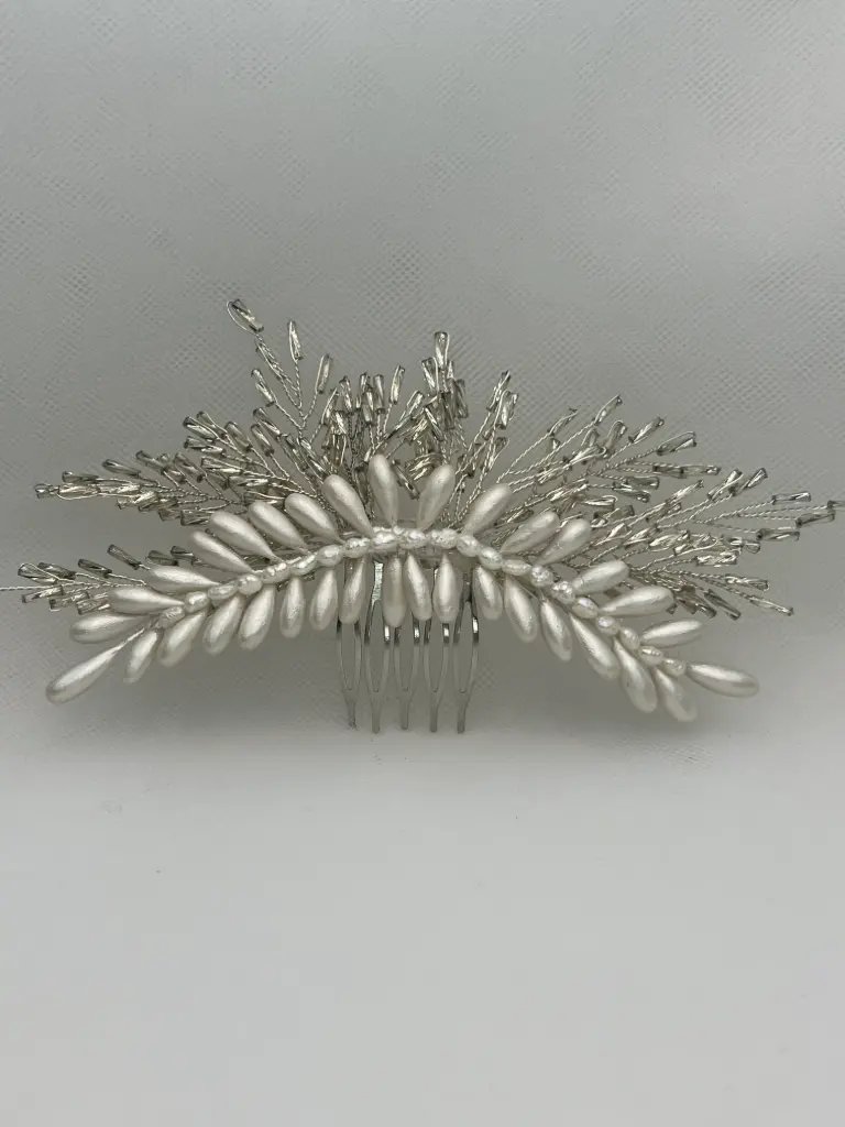 Tocado de porcelana ,cuentas de cristal y perlas