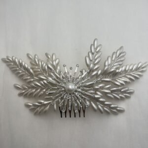 Tocado de azahares blancos nacarados con broche central