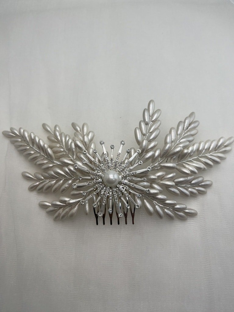 Tocado de azahares blancos nacarados con broche central