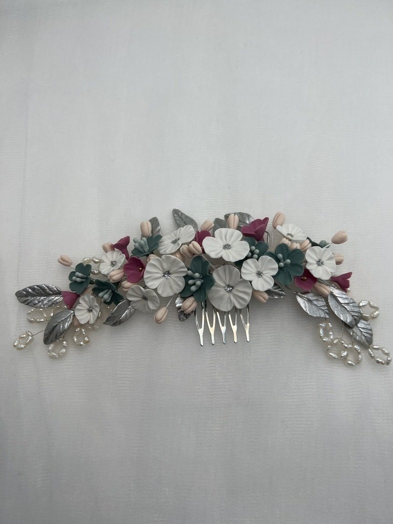 Tocado de flores de porcelana y perlas
