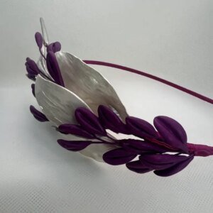 Tocado diadema de porcelana en tonos buganvilla, blanco y plata