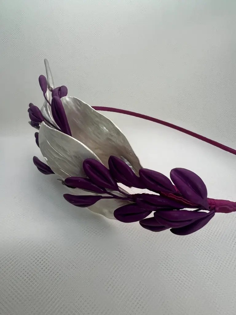 Tocado diadema de porcelana en tonos buganvilla, blanco y plata