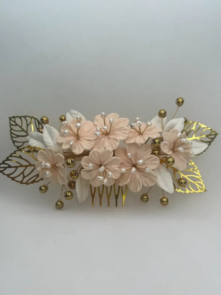 Tocado de flores de porcelana y hojas de metal doradas