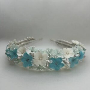 Tocado diadema de flores de porcelana blancas y azules.