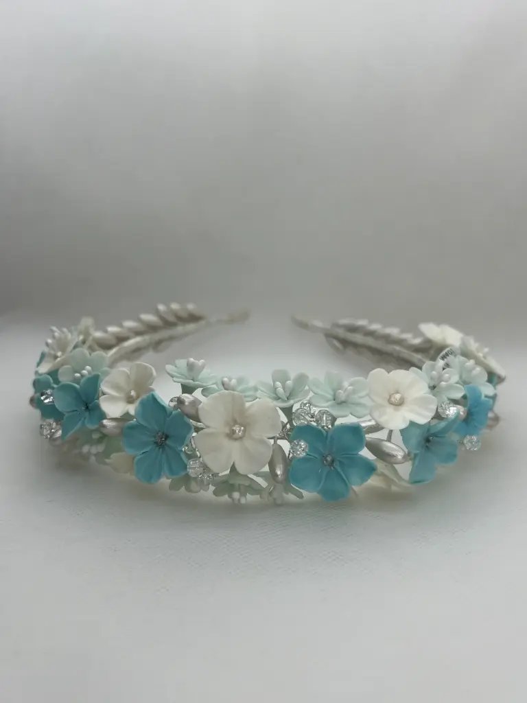 Tocado diadema de flores de porcelana blancas y azules.