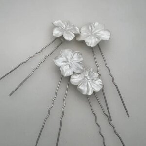 Tocado flores de porcelana blancas nacaradas