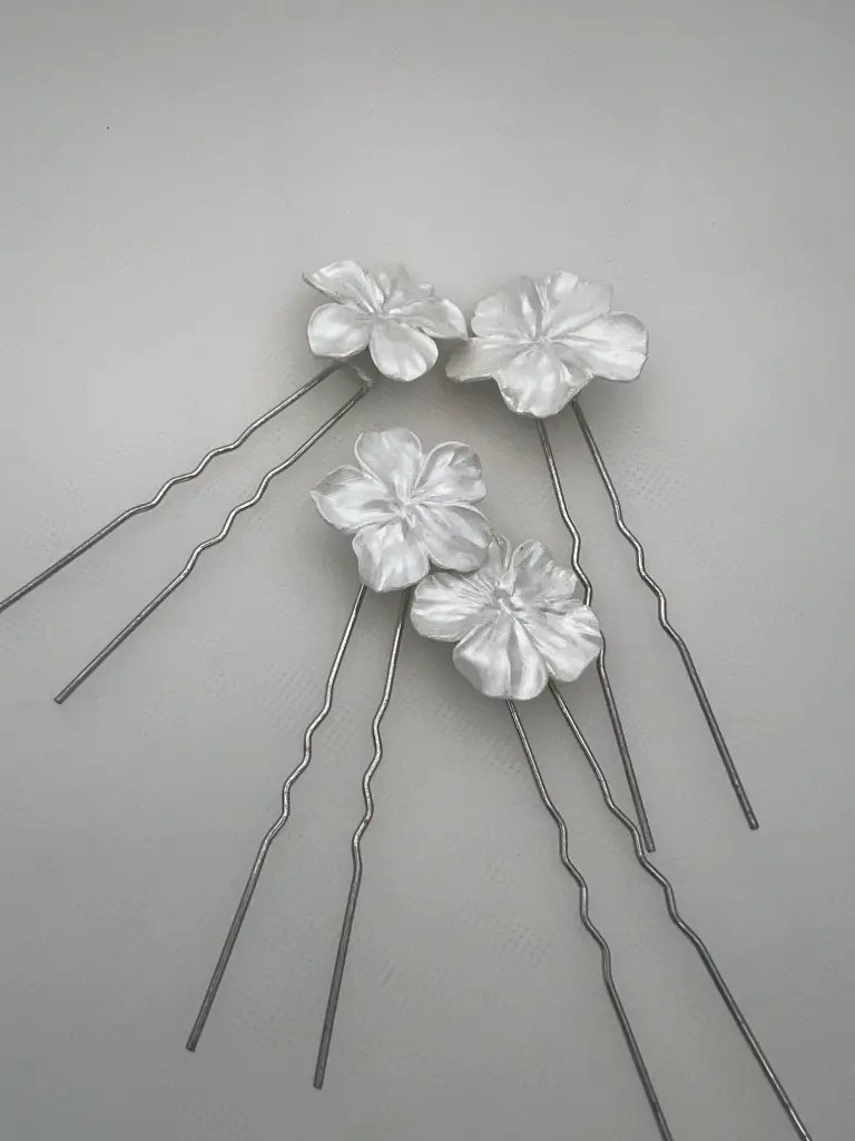 Tocado flores de porcelana blancas nacaradas