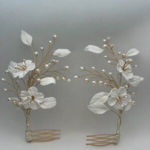 Tocado ramita dorada con perlas y flores y hojas de porcelana