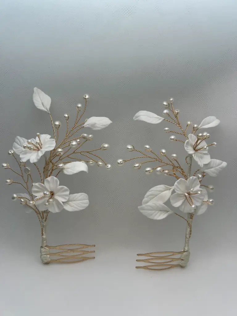 Tocado ramita dorada con perlas y flores y hojas de porcelana