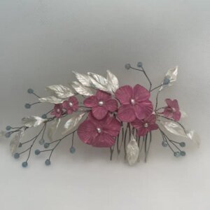 Tocado de porcelana con flores rosas y hojas blancas nacaradas
