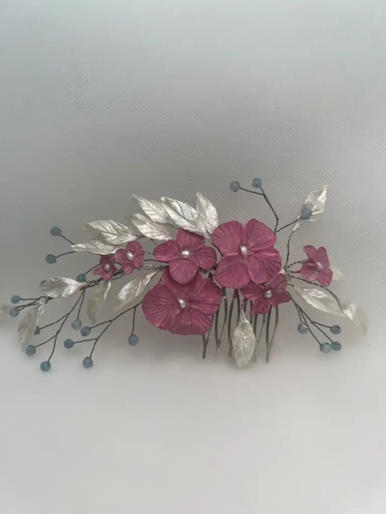 Tocado de porcelana con flores rosas y hojas blancas nacaradas