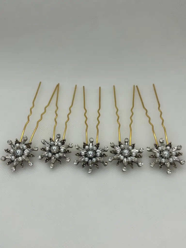 Tocado de estrellas doradas con perlas