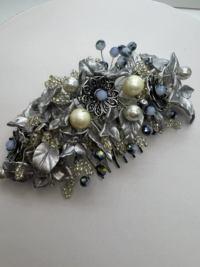 Tocado de flores de metal y de porcelana