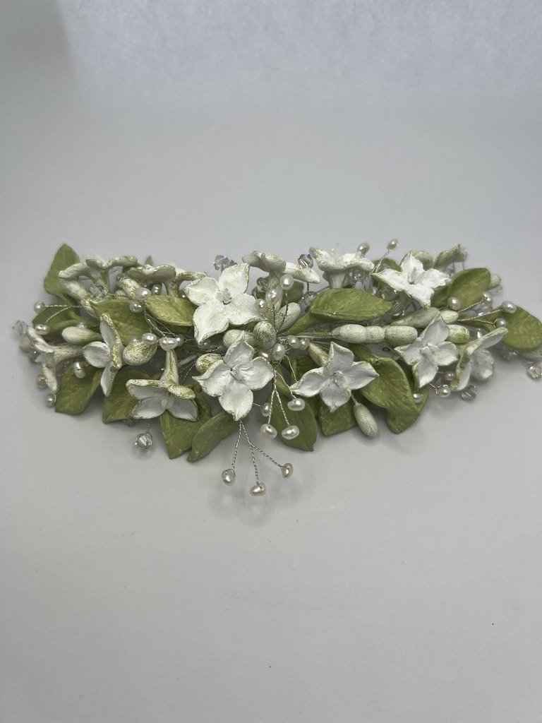 Tocado flores y hojas de porcelana con cuentas de cristal