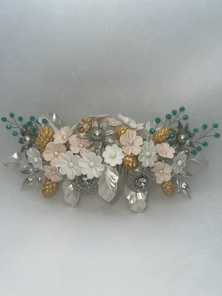 Tocado de porcelana y flores de metal