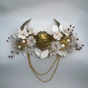 Tocado snich dorado con flores de porcelana
