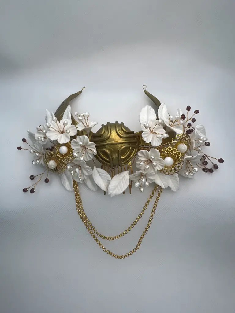 Tocado snich dorado con flores de porcelana