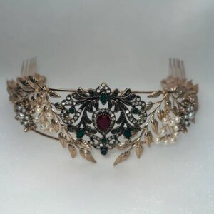 Tocado tiara de metal rosado con broche central y perlas naturales