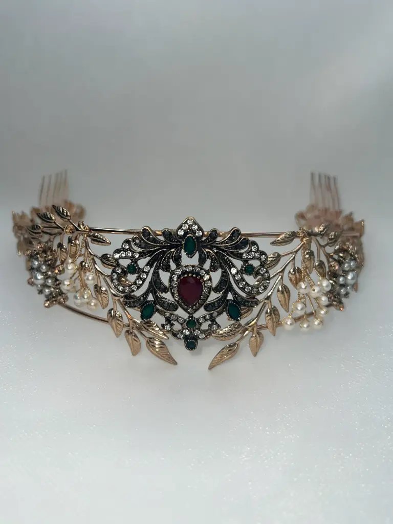 Tocado tiara de metal rosado con broche central y perlas naturales