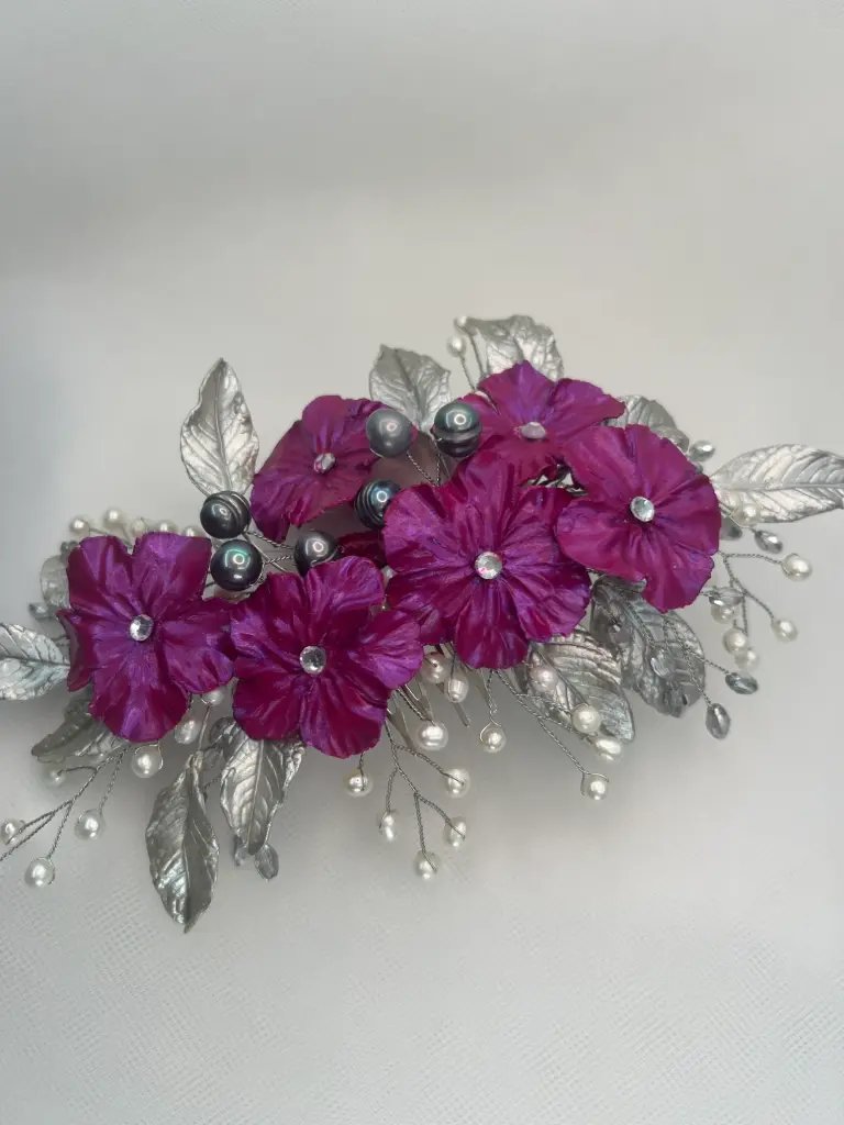 Tocado de flores de porcelana fucsia y hojas plata