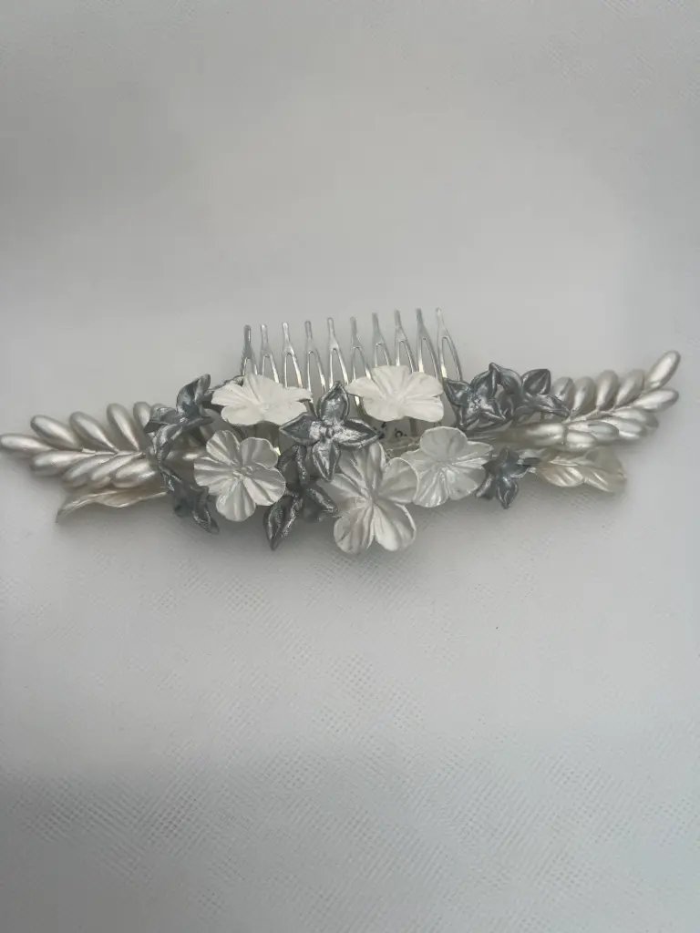 Tocado de porcelana de tonos blanco y plata