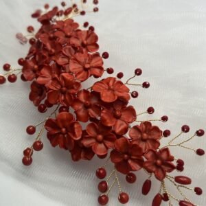Tocado de flores de color rojo y cuentas de coral.
