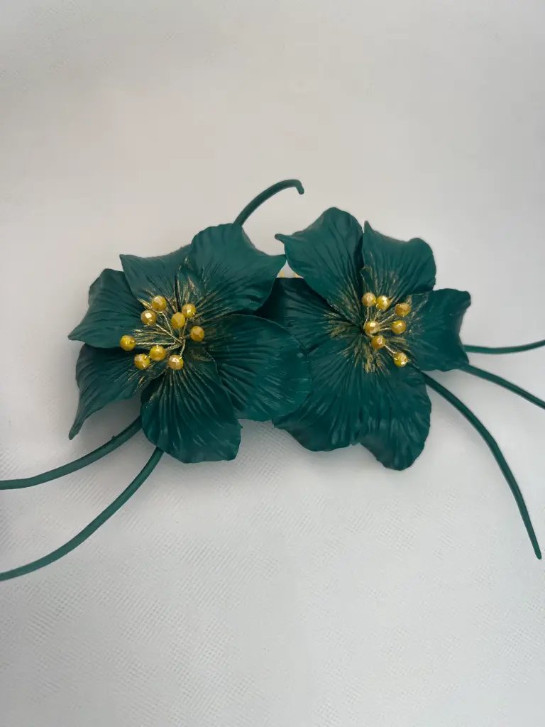Tocado flores grandes verdes de porcelana