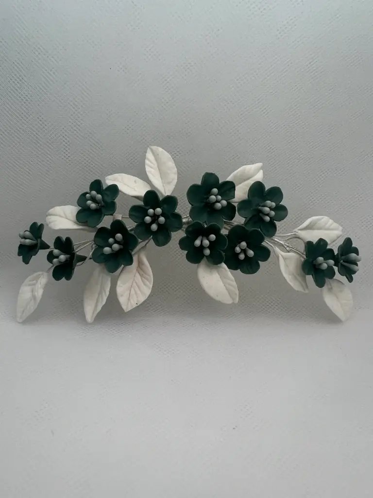 Tocado de flores de porcelana verde y blanco