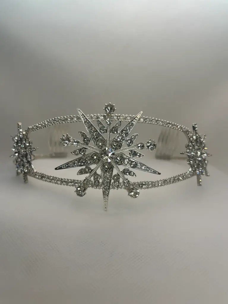 Tocado tiara de metal plateado y circonitas
