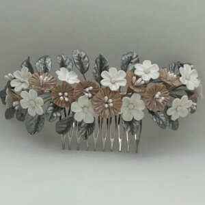 Tocados de flores de porcelana blanco , beige y hojas plata