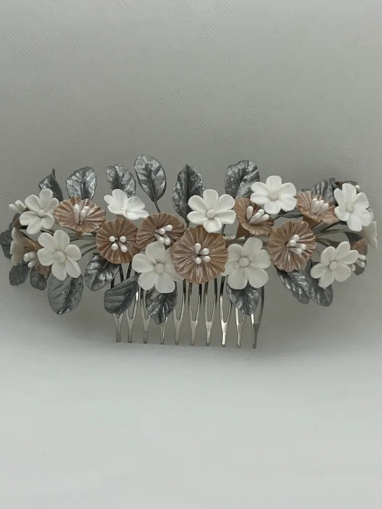 Tocados de flores de porcelana blanco , beige y hojas plata