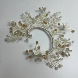 Tocados ear cuff en tonos blancos y beige