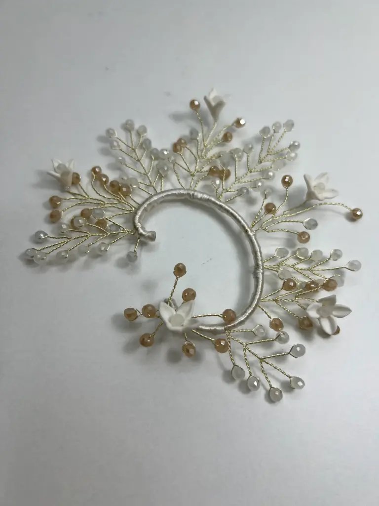 Tocados ear cuff en tonos blancos y beige