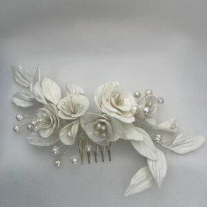 Tocado de flores de porcelana blancas