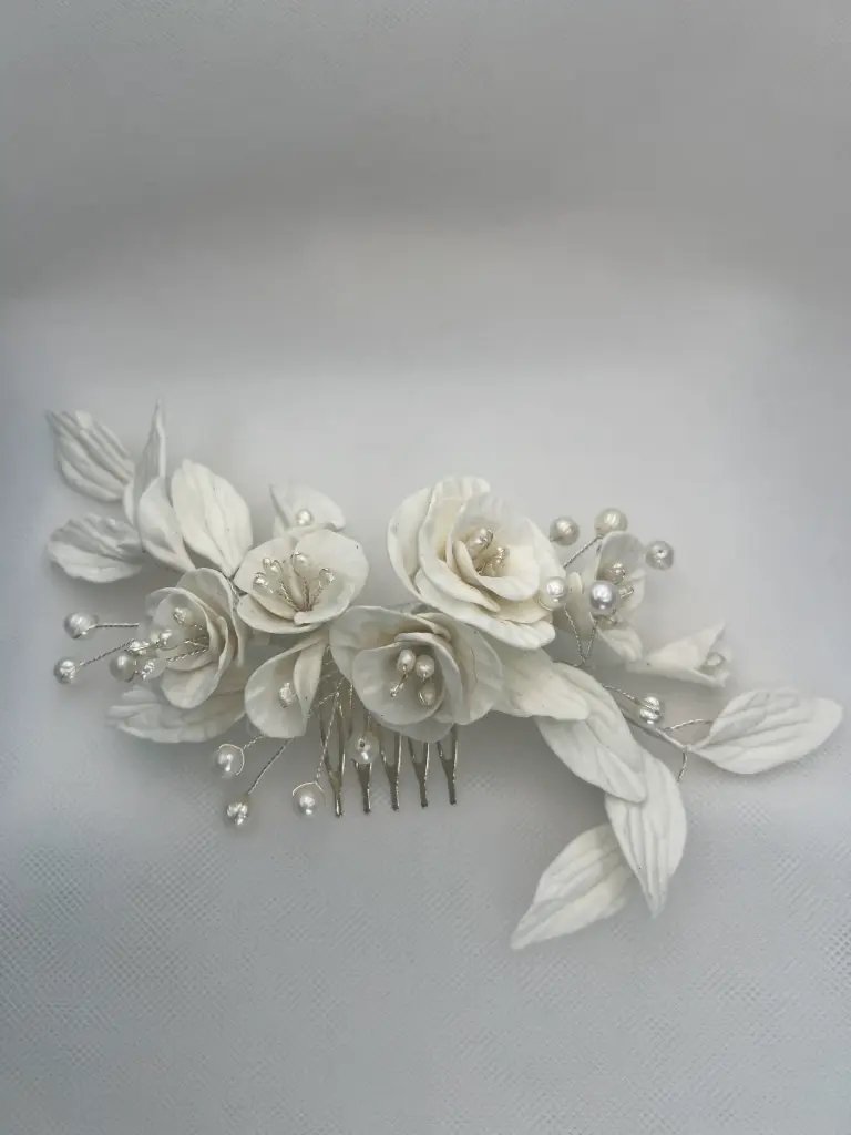 Tocado de flores de porcelana blancas