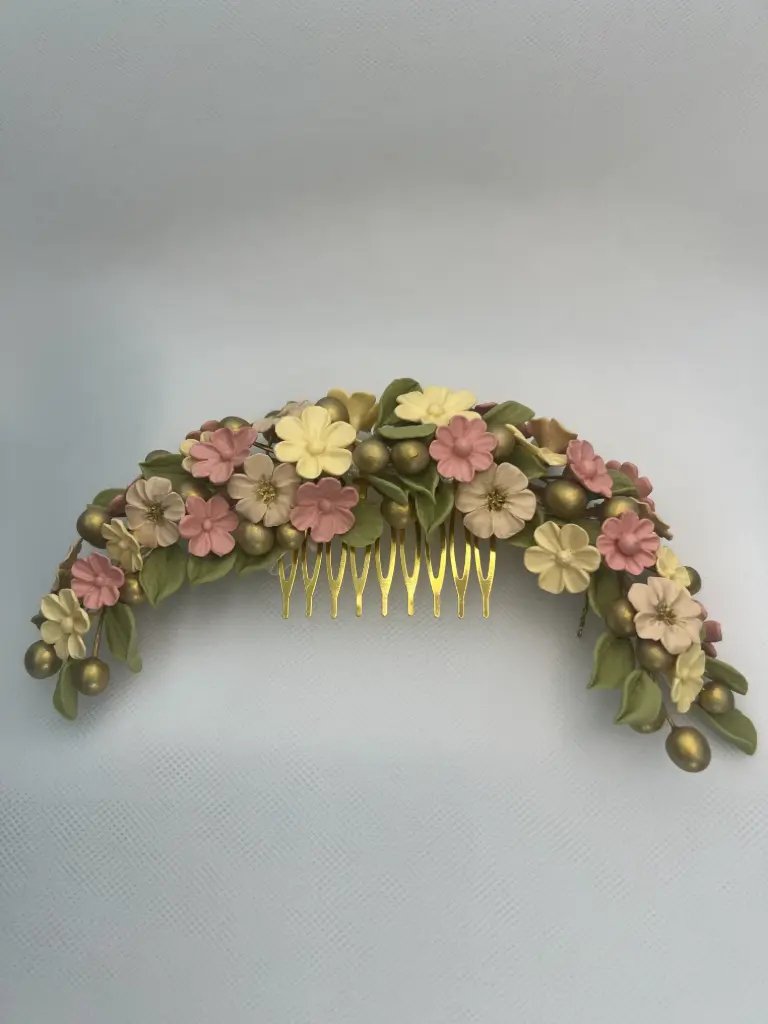 Tocado de flores de porcelana en tonos beige , verde y dorados