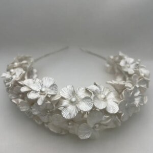 Tocado diadema de flores de porcelana blanca nacarada