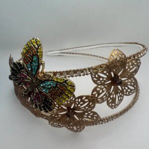 Tocado diadema de metal con flores y mariposa de piedras de colores