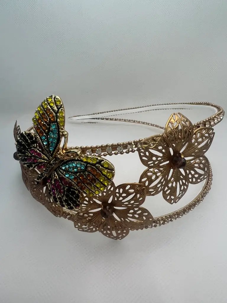 Tocado diadema de metal con flores y mariposa de piedras de colores