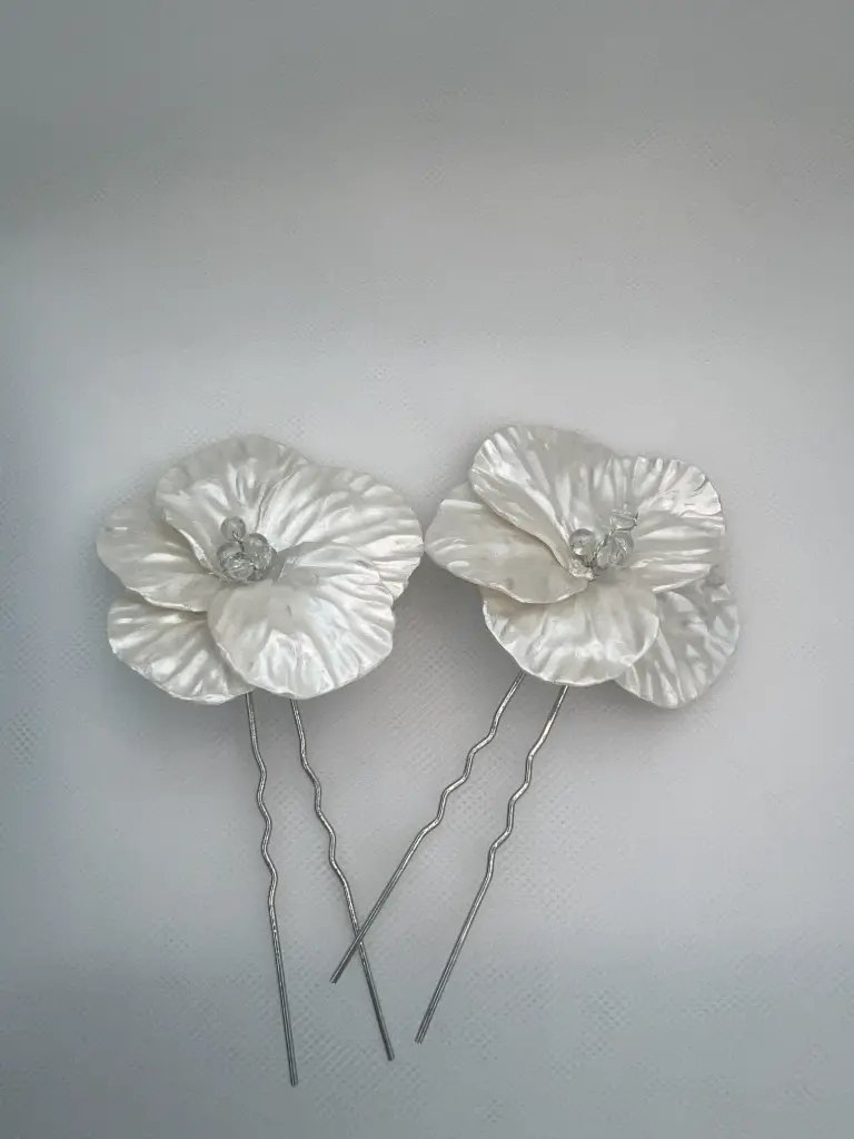 Tocados flores de porcelana blancas nacaradas