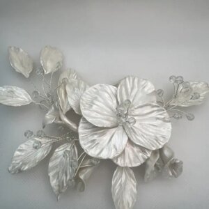 Tocado de flores de porcelana blancas nacaradas