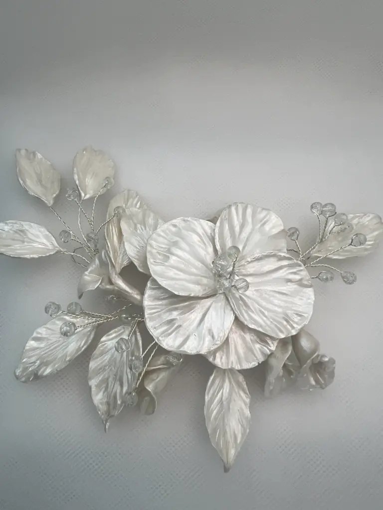 Tocado de flores de porcelana blancas nacaradas