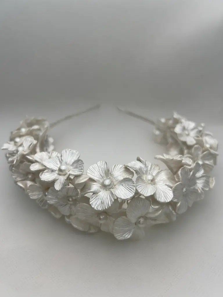 Tocado diadema de flores de porcelana blanca nacarada